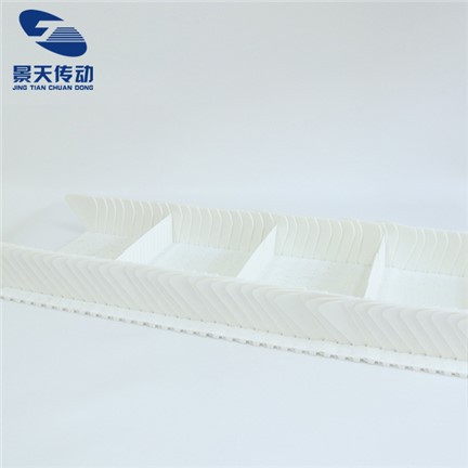 Bílý plastový řetězový dopravní pás